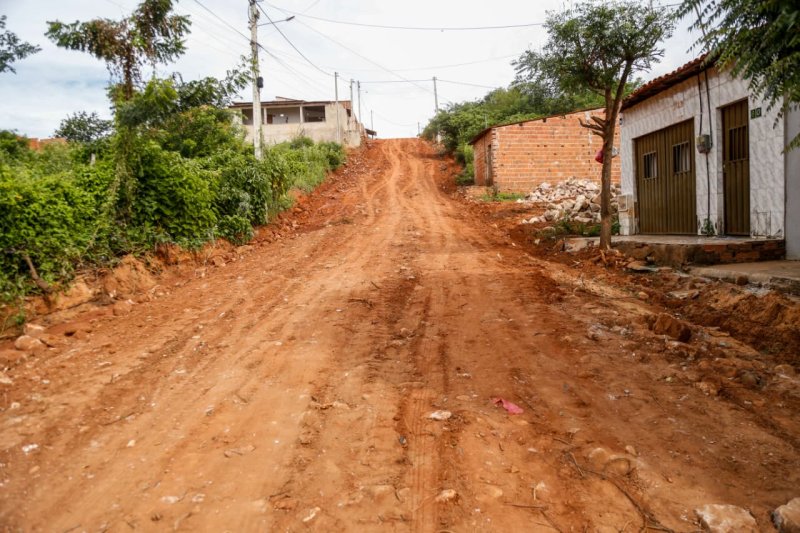 Prefeitura de Barbalha intensifica manutenção de estradas na zona rural
