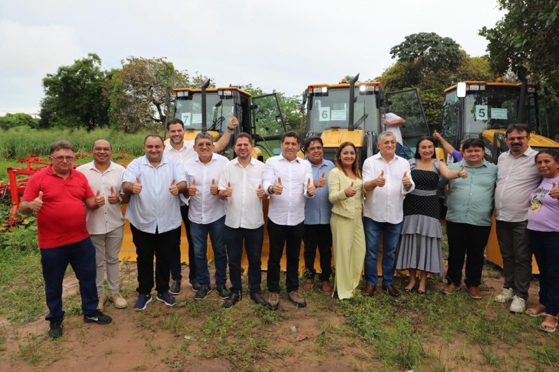 Em parceria com DNOCS, ministro José Guimarães entrega retroescavadeiras no Ceará