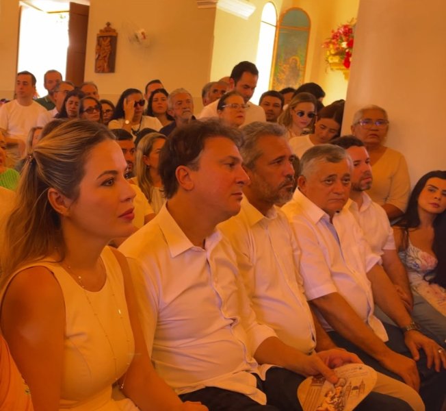 Governador Elmano e comitiva, participa de celebração do Pau da Bandeira em Barbalha-CE