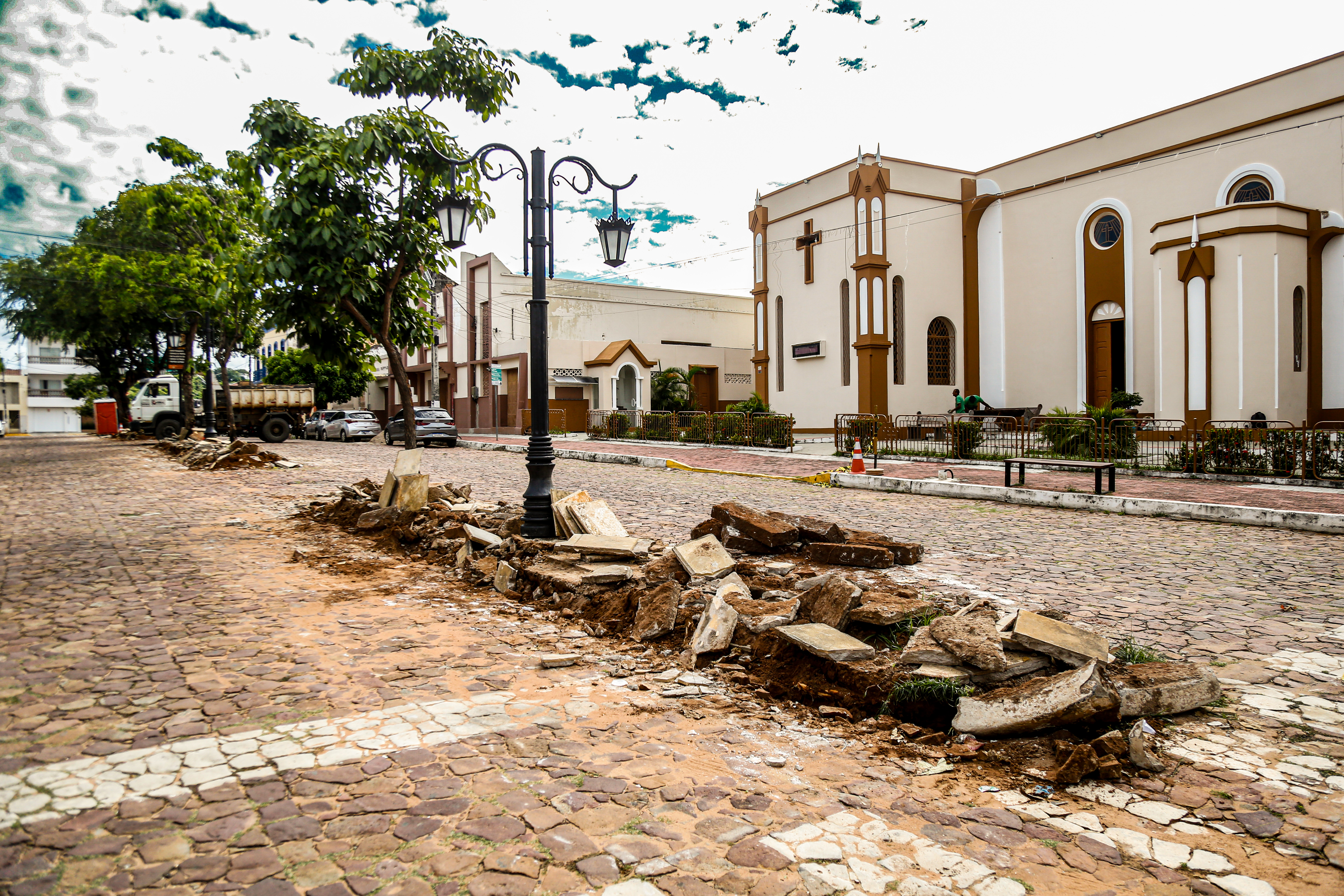 Canteiros da Praça Matriz de Barbalha passam por revitalização para o Pau da Bandeira