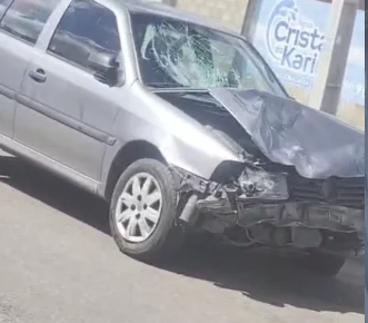 Carro em alta velocidade atinge moto e deixa feridos na Avenida Ailton Gomes, em Juazeiro do Norte